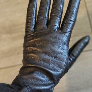 Black leather gloves with bow. Sz 7.5
